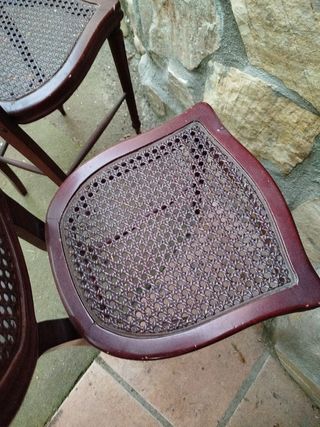 Sillas antiguas de madera y ratán