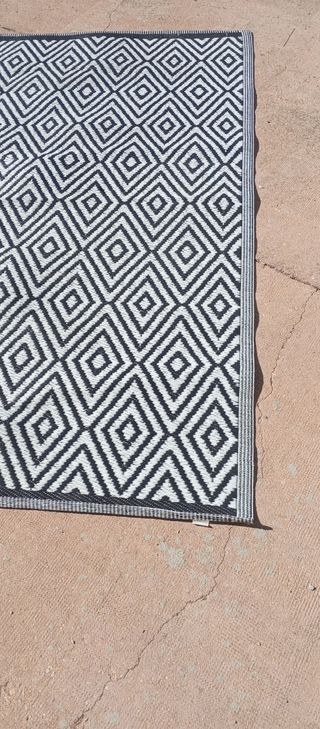 Alfombra de plástico geométrica blanco y negro