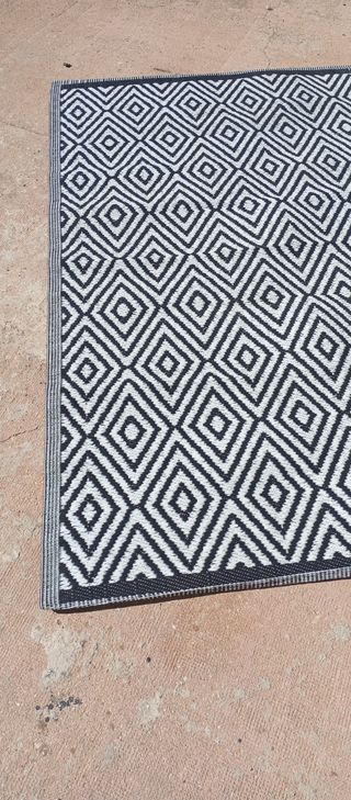 Alfombra de plástico geométrica blanco y negro