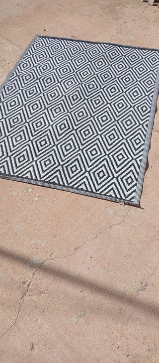 Alfombra de plástico geométrica blanco y negro