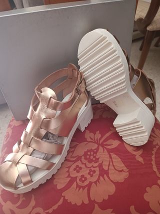 Sandalias Eden Tiras Piel Doradas