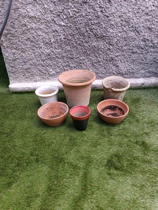 Varias macetas de barro