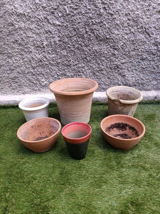Varias macetas de barro