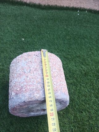 Macetero antiguo de piedra multicolor