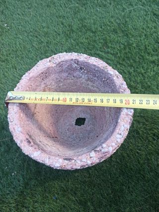 Macetero antiguo de piedra multicolor