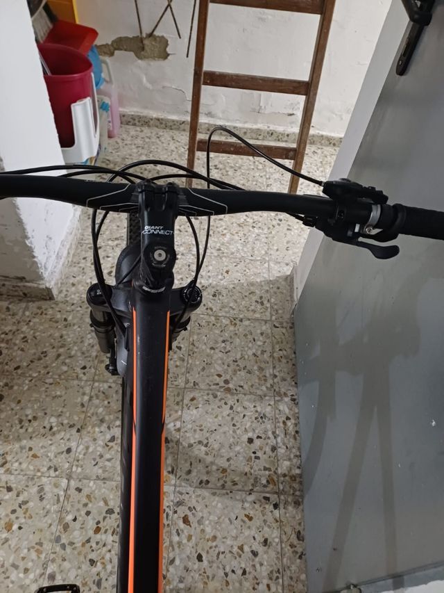 Bicicleta Giant BTT Negra y Naranja
