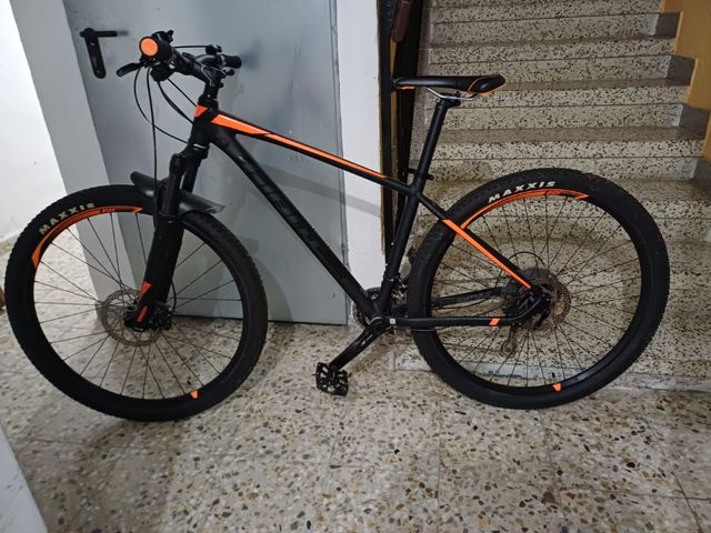 Bicicleta Giant BTT Negra y Naranja