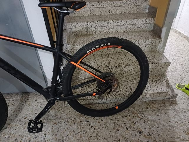 Bicicleta Giant BTT Negra y Naranja
