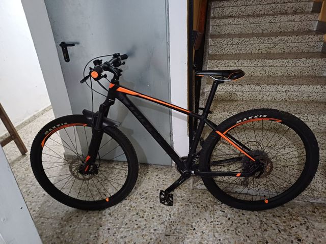 Bicicleta Giant BTT Negra y Naranja