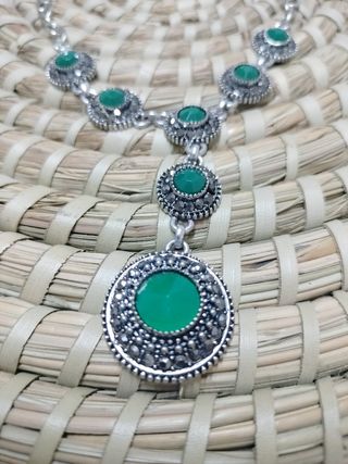 Collar plateado con piedras verdes
