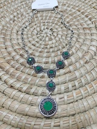 Collar plateado con piedras verdes