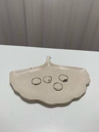 Hoja decorativa beige
