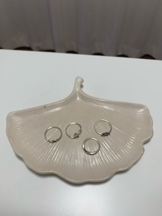 Hoja decorativa beige