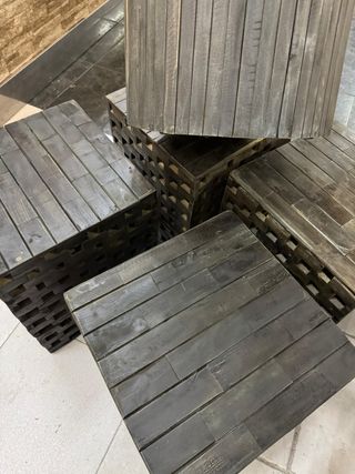 Taburete bajo de madera