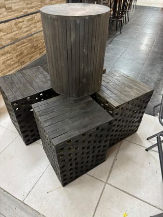 Taburete bajo de madera