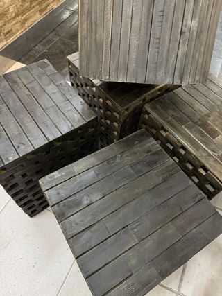 Taburete bajo de madera