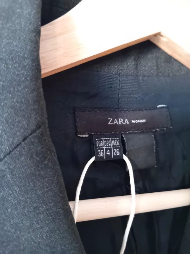 Blazer chaqueta de vestir clasica de Zara.