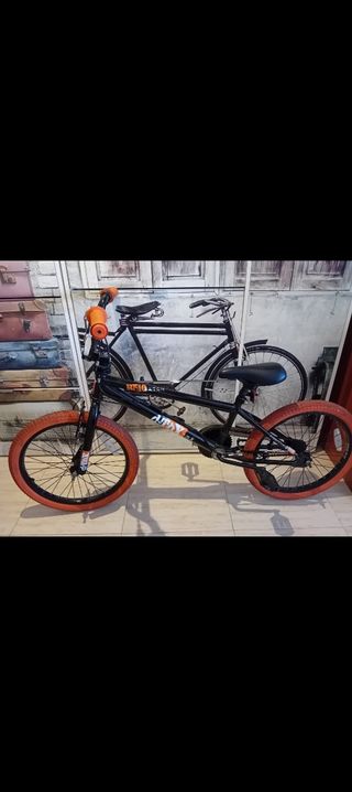 Bicicleta BMX Negra con Ruedas Naranjas