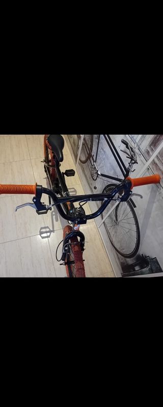 Bicicleta BMX Negra con Ruedas Naranjas