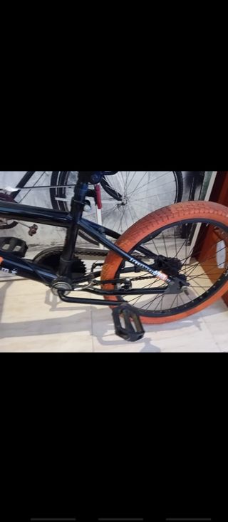 Bicicleta BMX Negra con Ruedas Naranjas