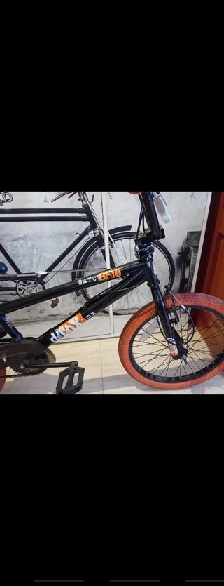 Bicicleta BMX Negra con Ruedas Naranjas