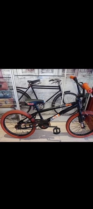 Bicicleta BMX Negra con Ruedas Naranjas