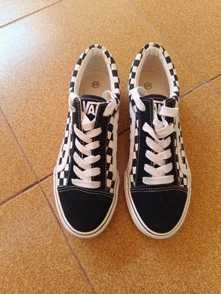 Zapatillas de cuadros blanco y negro.