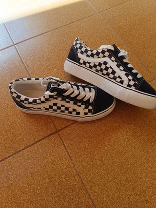 Zapatillas de cuadros blanco y negro.