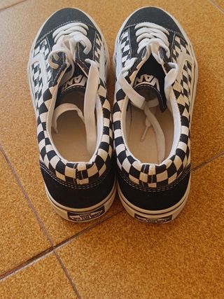 Zapatillas de cuadros blanco y negro.
