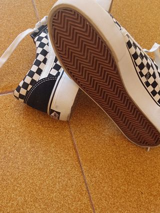 Zapatillas de cuadros blanco y negro.