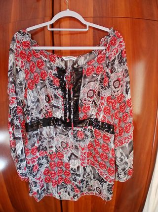 Blusa estampada con lentejuelas