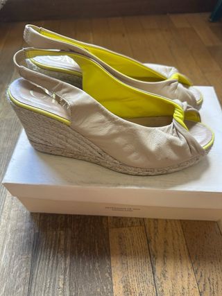Alpargatas Gaimo beige y amarillo talla 39