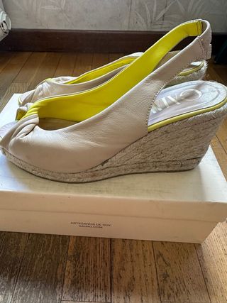 Alpargatas Gaimo beige y amarillo talla 39