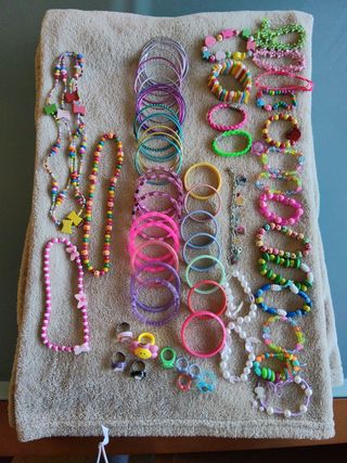 Conjunto infantil: pulseras, collares y anillos 