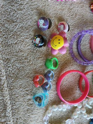 Conjunto infantil: pulseras, collares y anillos 