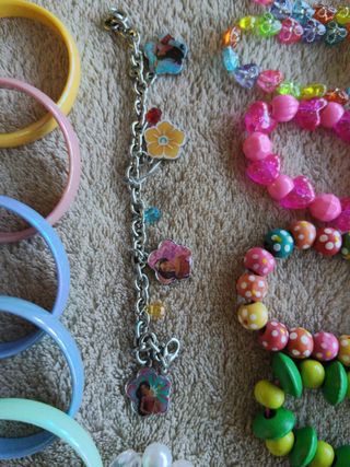 Conjunto infantil: pulseras, collares y anillos 