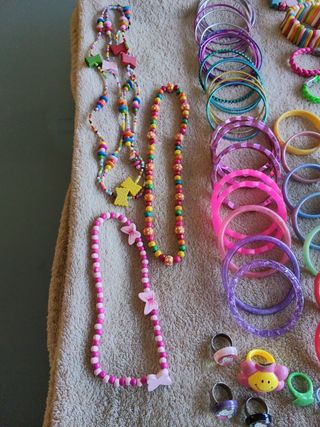 Conjunto infantil: pulseras, collares y anillos 