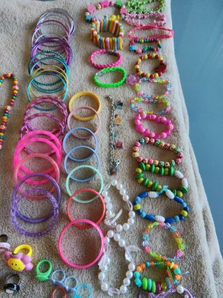 Conjunto infantil: pulseras, collares y anillos 