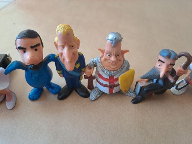 Figuras de políticos de plástico