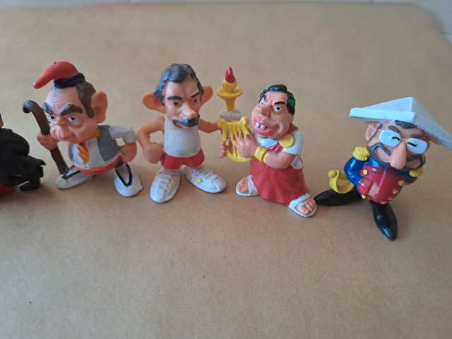 Figuras de políticos de plástico