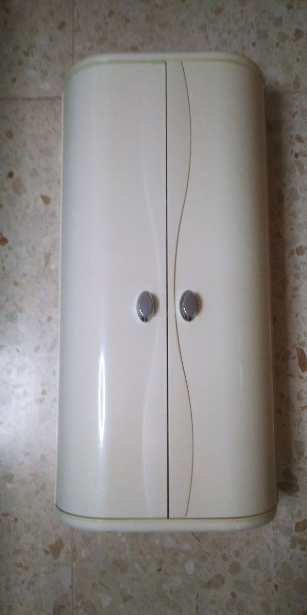 Mueble de baño beige con tiradores plateados