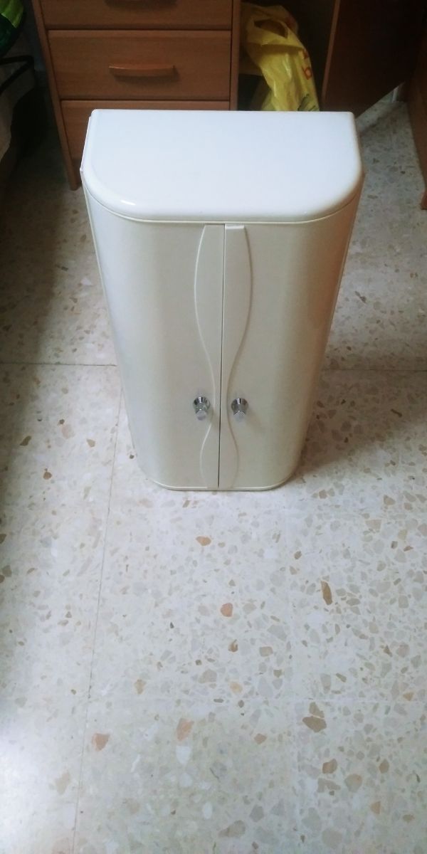 Mueble de baño beige con tiradores plateados