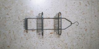 Mueble de baño beige con tiradores plateados