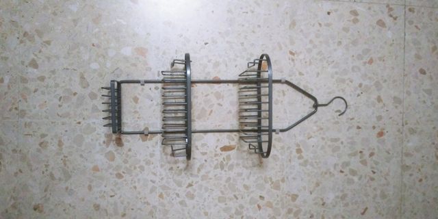 Mueble de baño beige con tiradores plateados