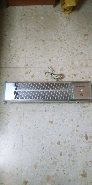 Mueble de baño beige con tiradores plateados