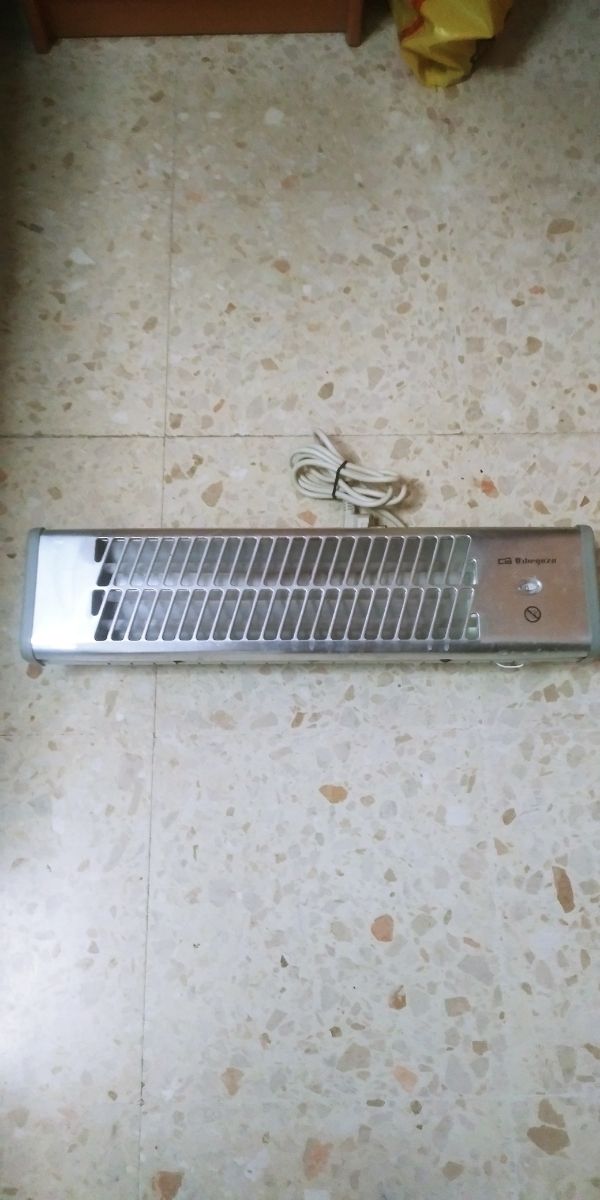 Mueble de baño beige con tiradores plateados