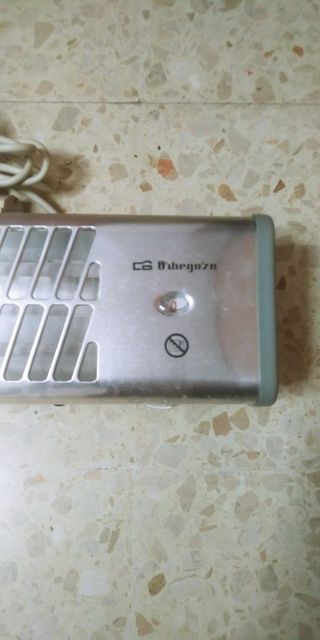 Mueble de baño beige con tiradores plateados