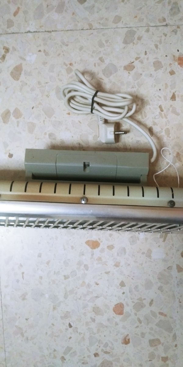 Mueble de baño beige con tiradores plateados