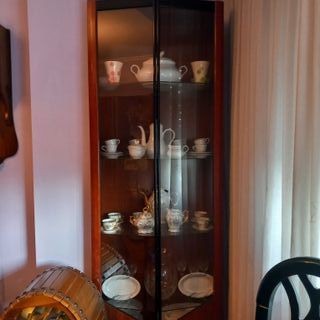 Estantería de madera y cristal