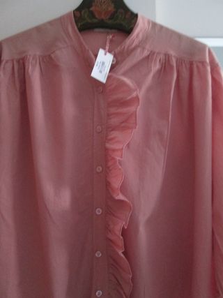 BLUSA VOLANTES ROSA EMPOLVADO